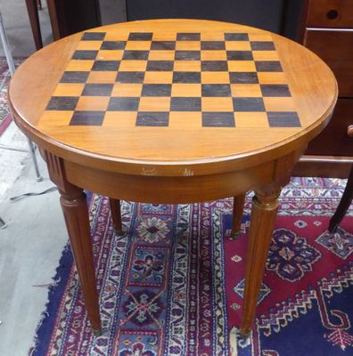 une petite table sur laquelle est posé un échiquier