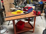 un établi avec des outils dans un garage