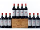 six bouteilles de vin rouge dans une caisse en bois sur fond blanc