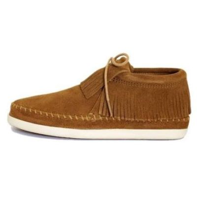 un gros plan sur une paire de mocassins marron sur fond blanc