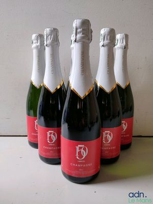 quatre bouteilles de champagne sont alignées sur une table