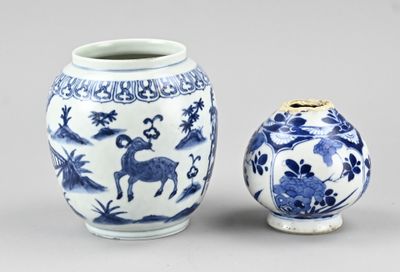 deux vases bleus et blancs posés l'un à côté de l'autre sur une table