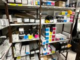beaucoup de boîtes et de cartons sur les étagères de la pièce