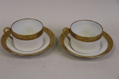 deux tasses et soucoupes sont posées sur une table blanche