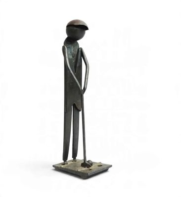 statue d'un homme portant un chapeau et une canne, debout sur un socle carré