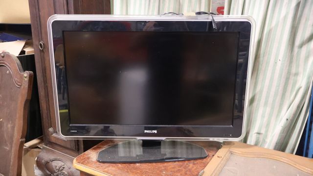 Téléviseur PHILIPS CINEOS. D : 80 cm. Non testé