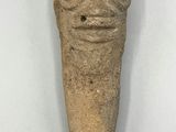 une image représentant un objet en pierre sur lequel figure un visage