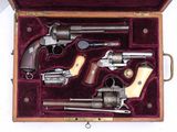 une valise contenant tout un tas d'armes à feu