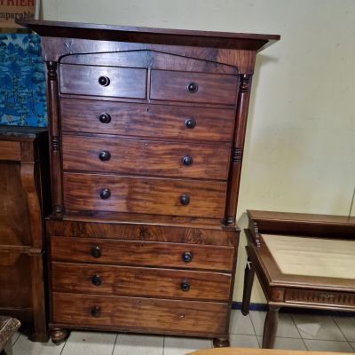 une commode en bois et une chaise dans une pièce