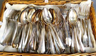 des cuillères et des couteaux à cuillère dans un panier en osier posé sur une table