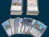 un lot de cartes posées sur une table