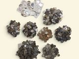 un lot de pièces de monnaie posées sur une table