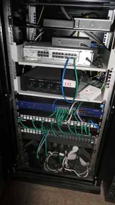 un rack contenant de nombreux types de câbles différents