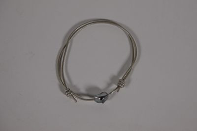 BRACELET en cuir gris et Keshi de Tahiti.