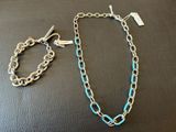 un gros plan d'un collier et d'un bracelet posés sur une table