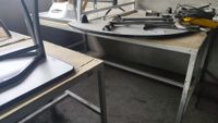 4 Tables de travail. On y joint une armoire , un bureau et u… (photo 3)