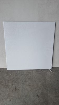 un gros plan sur un morceau de papier blanc posé par terre