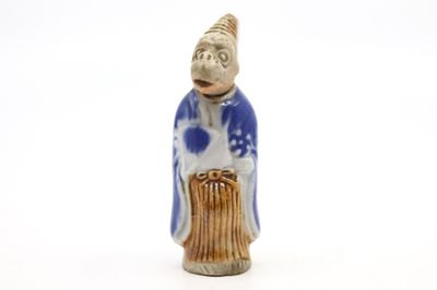 CHINE, XXe Netsuke en porcelaine figurant un singe en habit,… - Photo 1