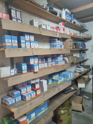 de nombreux paquets de cigarettes sur les étagères du magasin