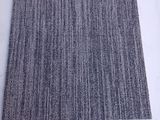 un gros plan sur un morceau de tissu accroché à un mur
