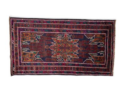 un vieux tapis persan sur fond blanc