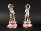 paire de figurines anciennes en porcelaine représentant un garçon et une fille
