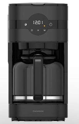 une cafetière noire posée sur un plan de travail blanc