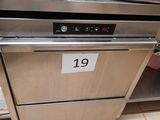 un lave-vaisselle en acier inoxydable posé sur une cuisinière