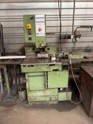 une machine qui se trouve à l'intérieur d'un bâtiment