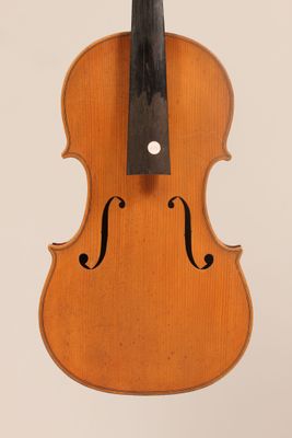 un vieux violon avec un archet accroché à son dos