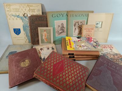 plusieurs livres posés ensemble sur une table