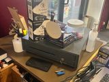 un ordinateur portable posé sur un bureau devant une fenêtre
