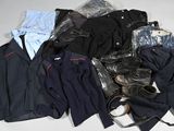 une pile de vêtements posée sur une table