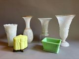 trois vases et une boîte de savon posés sur une table