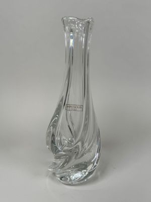 un vase en verre posé sur une table