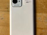 une photo d'une coque d'iPhone blanche posée sur une table en bois