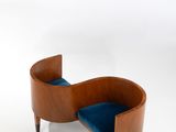 un banc en bois sur lequel est posé un coussin bleu