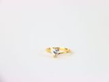 gros plan d'une bague en diamant sur une surface blanche