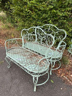 un banc et une chaise posés au bord de la route