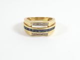 gros plan d'une bague en or avec des pierres bleues et blanches