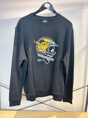 sweat-shirt noir avec un crâne sur le devant et un casque jaune dans le dos