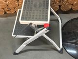 une petite table posée sur une chaise