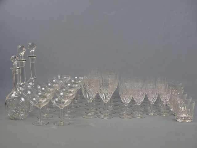 Service de verres en cristal : 12 verres à eau, 12 verres à vin, ...