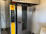 une machine placée au milieu d'une pièce