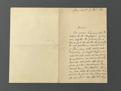 une lettre manuscrite sur une feuille de papier comportant des inscriptions