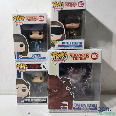 trois figurines Funko Pop en vinyle, dans leurs boîtes, posées sur une surface blanche