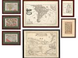 Plusieurs cartes du monde encadrées sont accrochées au mur