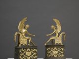 paire de figurines d'anges en bronze ancien, assises sur un trône