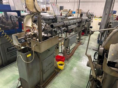 une machine installée à l'intérieur d'une usine