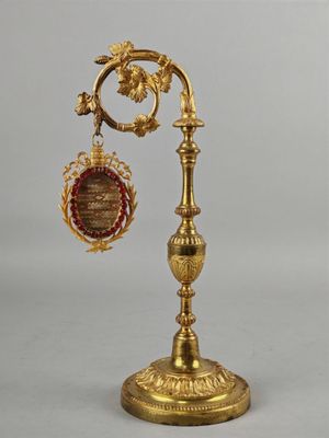 horloge plaquée or sur pied, ornée d'un décor rouge et or